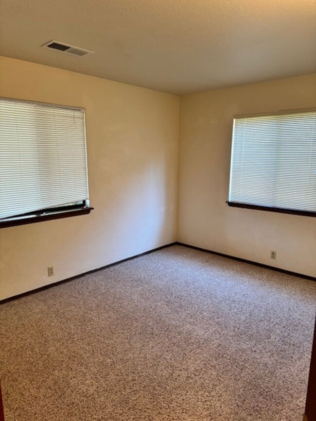 Building Photo - Arroyo Manor 3 Bedroom- with bonus room and 2 car garage!