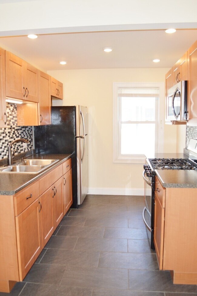 Building Photo - 214 North Ave