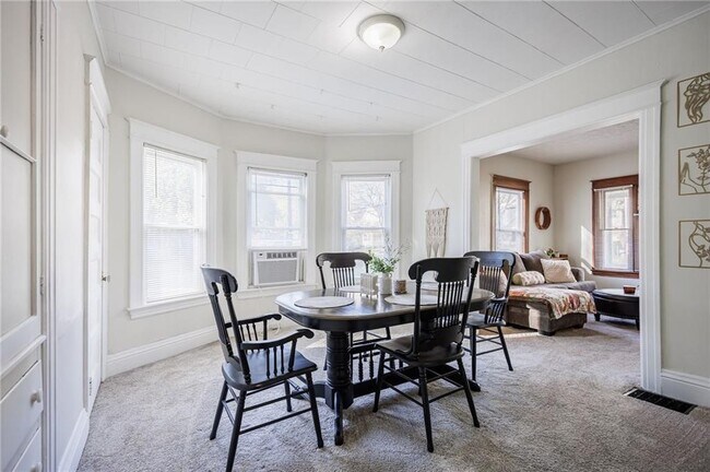 Building Photo - 890 S Goodman St