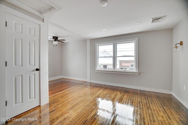 Building Photo - 314 Main St