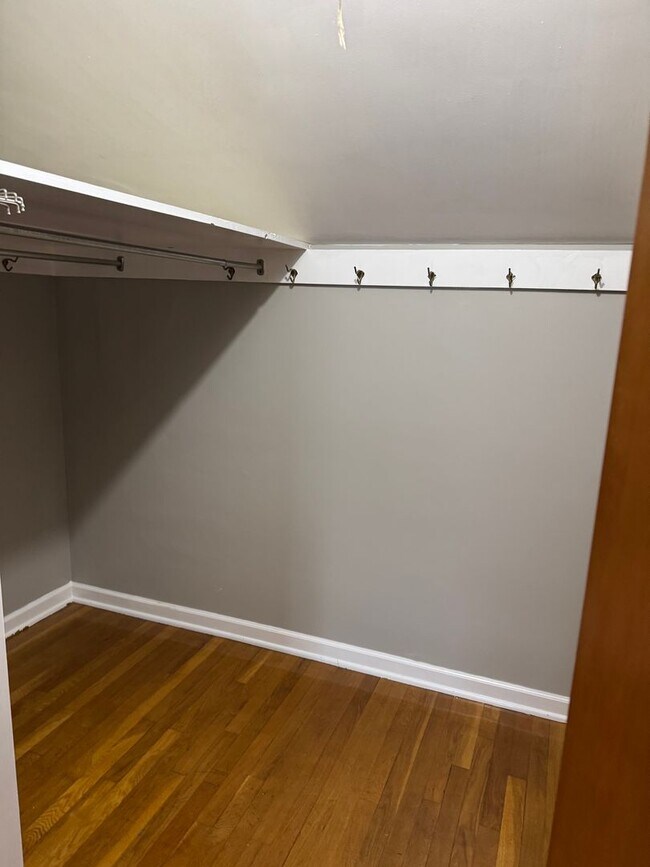 Building Photo - 3 Bedroom 1.5 bathroom Single Family Home, Upper Arlington Schools