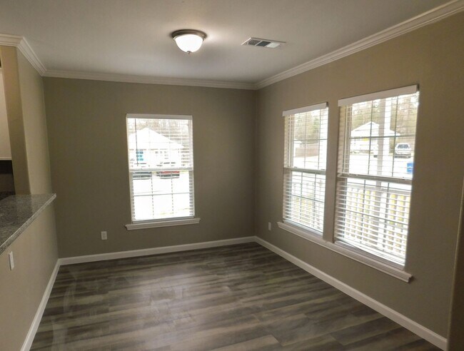 Building Photo - 155 Varsity Dr