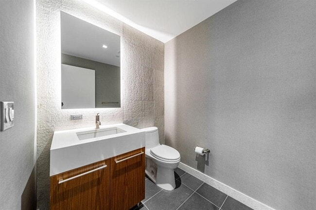 Building Photo - 75 Park Ln S