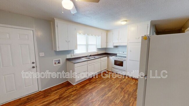 Building Photo - 1427-B Grant Circle