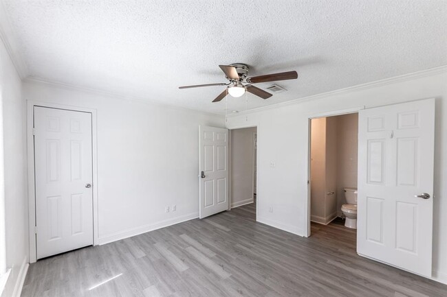 Building Photo - 158 Varsity Cir