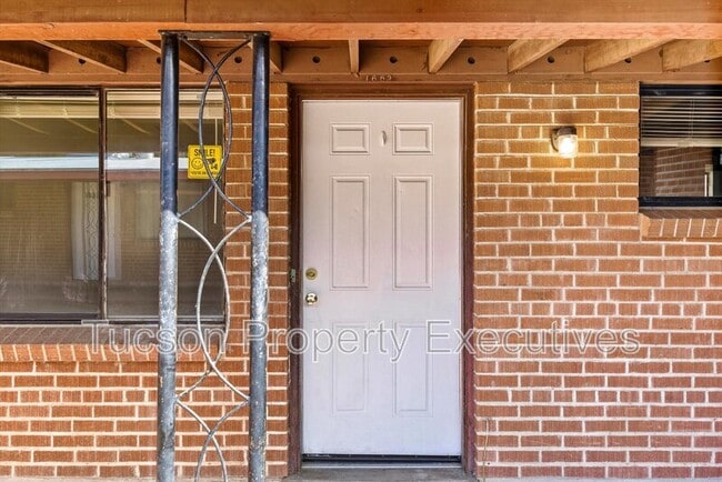 Building Photo - 1662 N Beverly Ave