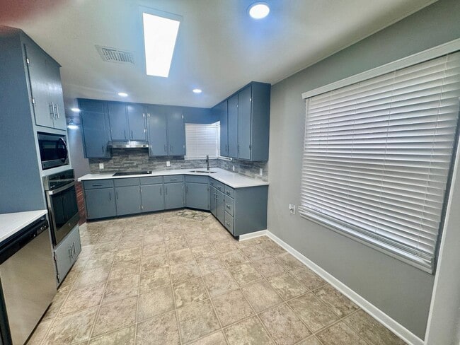 Building Photo - Newly Renovated Woodway Home