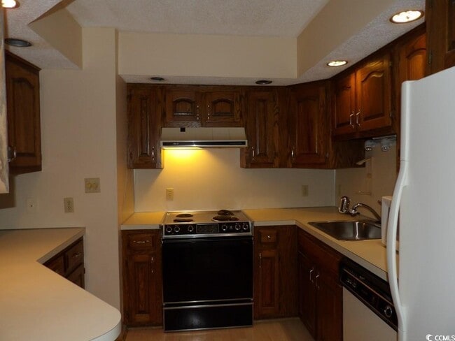 Building Photo - 4286 Pinehurst Cir