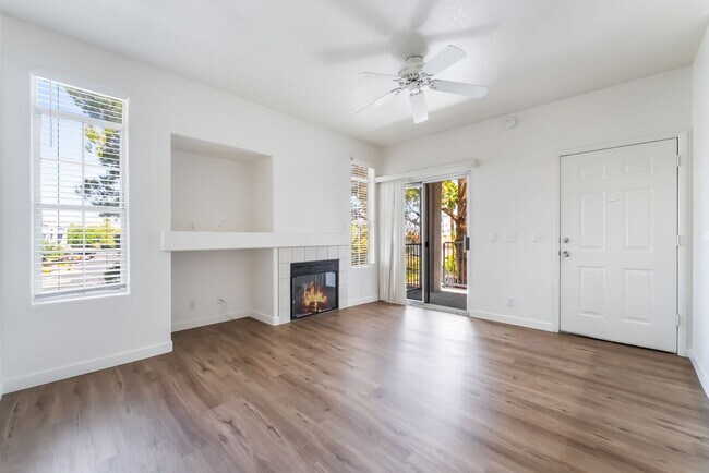 Building Photo - 2 bedroom remodeled condo in the Henderson...