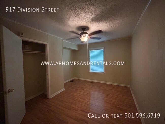 Building Photo - 917 Division Street | $850 | 2 beds, 1 ful...