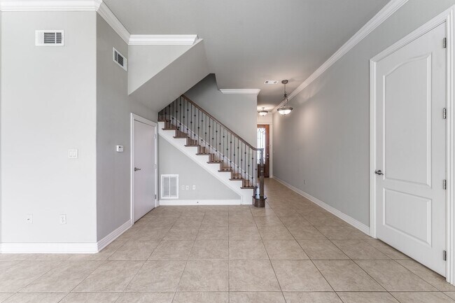 Building Photo - Stunning Townhome