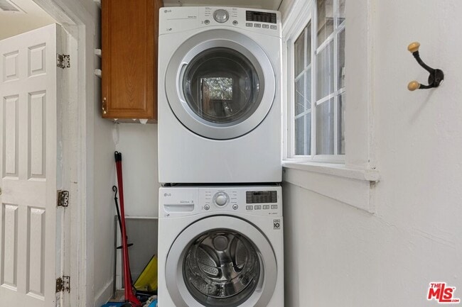 Building Photo - 1537 Cabrillo Ave