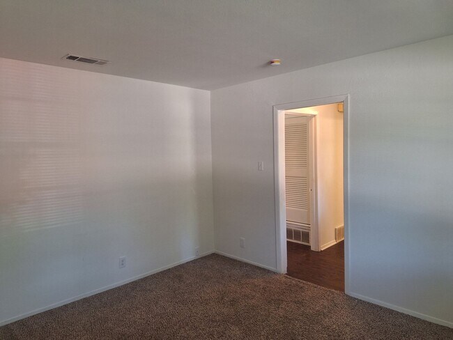 Building Photo - 513 Simmons Dr