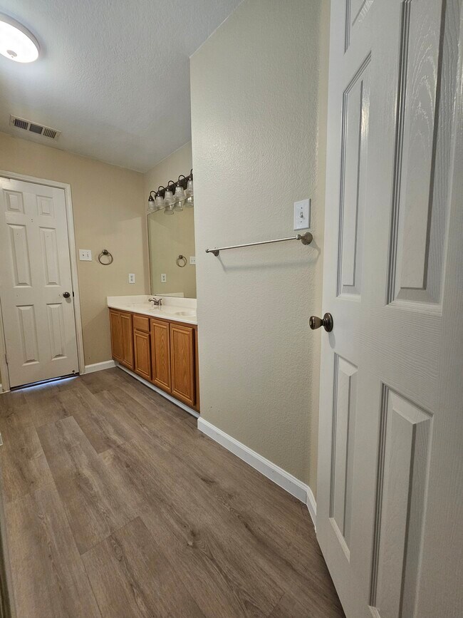 Building Photo - 3516 Valley Forge Dr