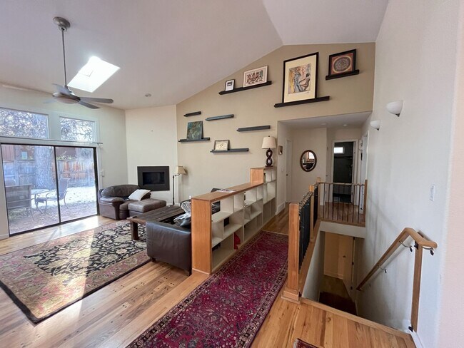 Building Photo - 1320 Oak Ct