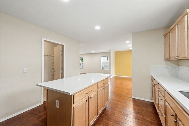 Building Photo - 4 bed 2.5 bath available now in Bothell