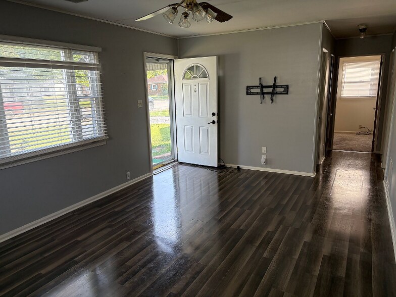 Building Photo - 909 Idlewild Dr