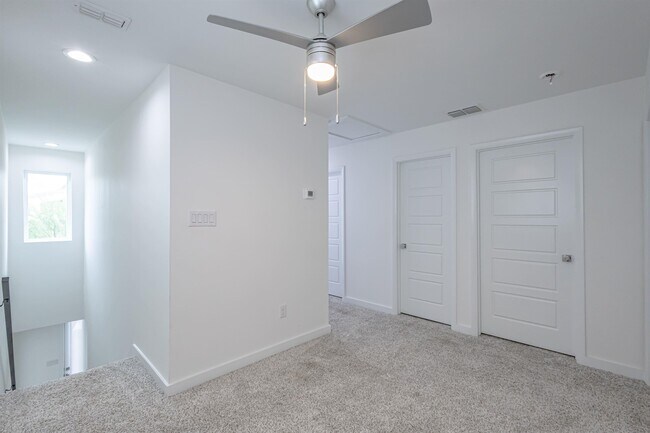 Building Photo - 423 Deer Path Lp