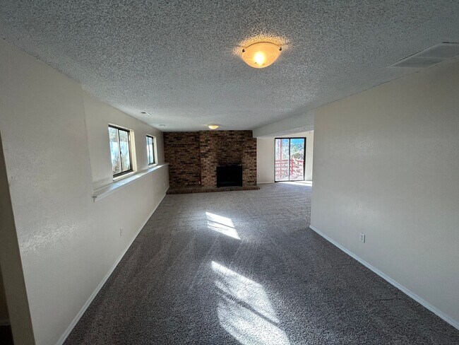Building Photo - 2223 Ptarmigan Ln