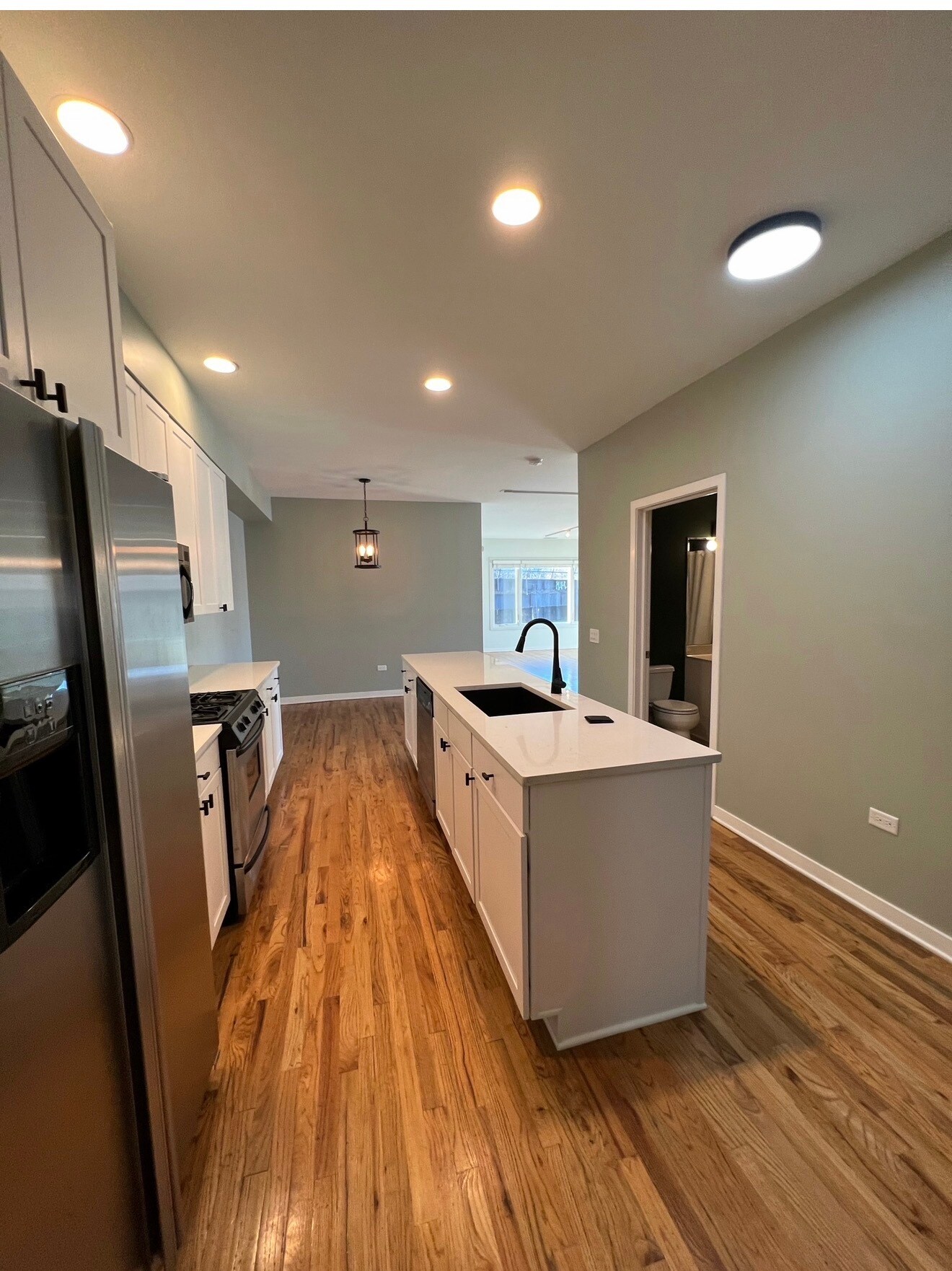 Building Photo - 912 W Chicago Ave