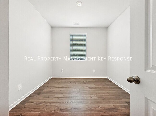 Building Photo - 2042 Live Oak Dr