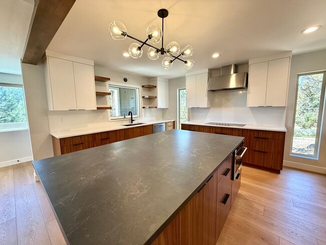 Building Photo - 4 Bedroom Home in Awbrey Butte Neighborhood – Unfurnished, Short Lease