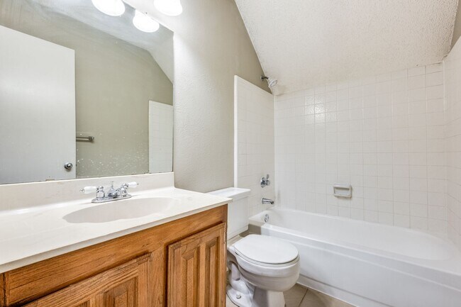 Building Photo - 1925 Parkside Dr