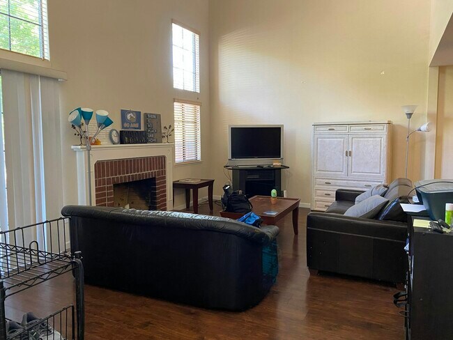 Building Photo - 206 2nd St