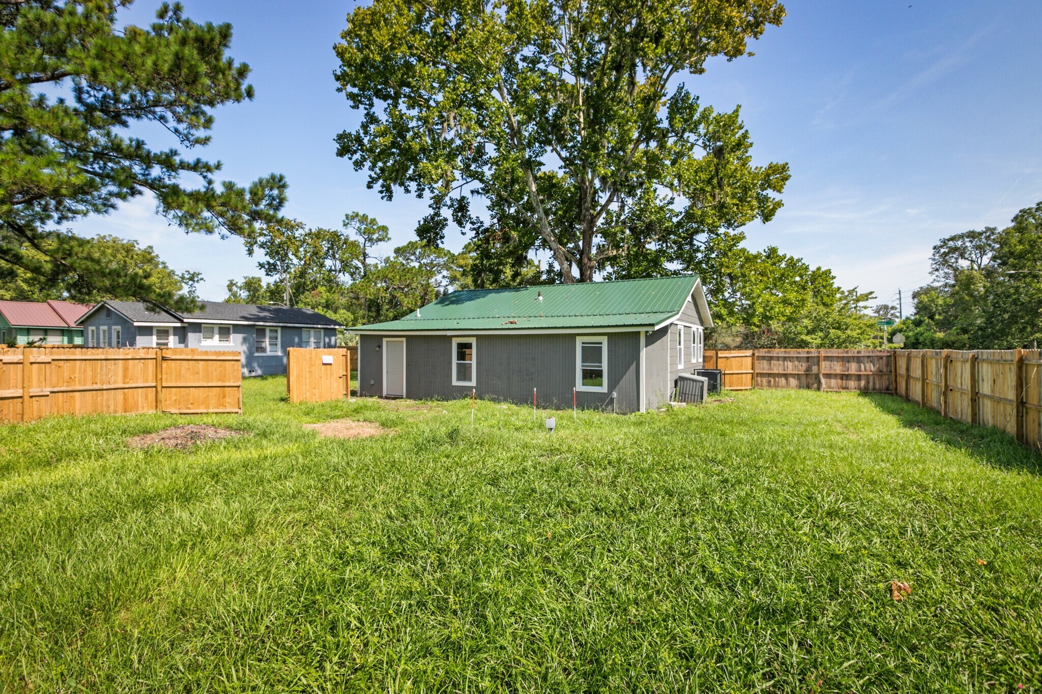 Building Photo - 260 Vernis Ave