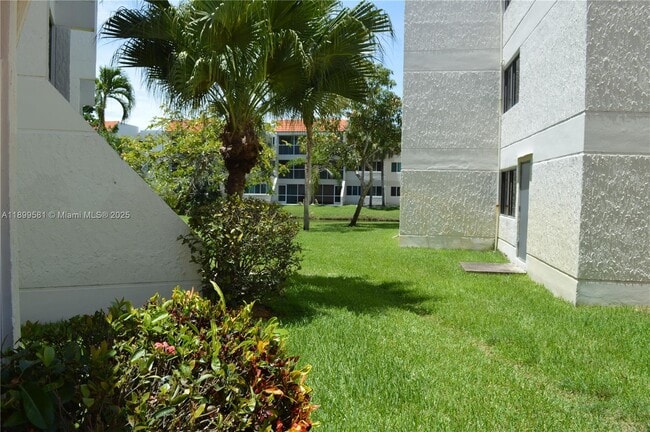 Building Photo - 303 Racquet Club Rd