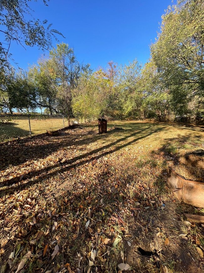 Building Photo - 1 Bed/1 Bath w/yard Close to Downtown