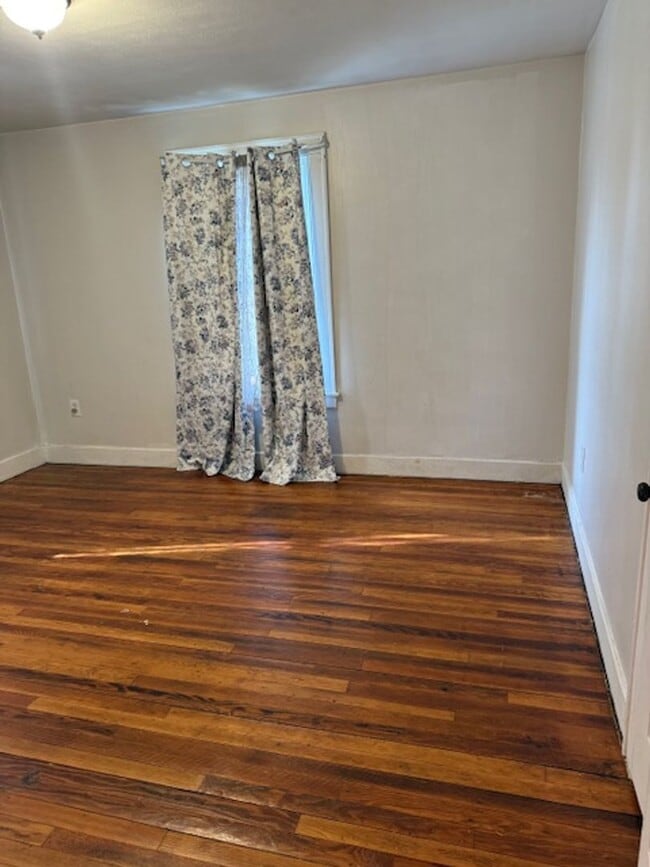 Building Photo - Make this your home 4Bedroom 2 bath home with one car garage $1530 per month