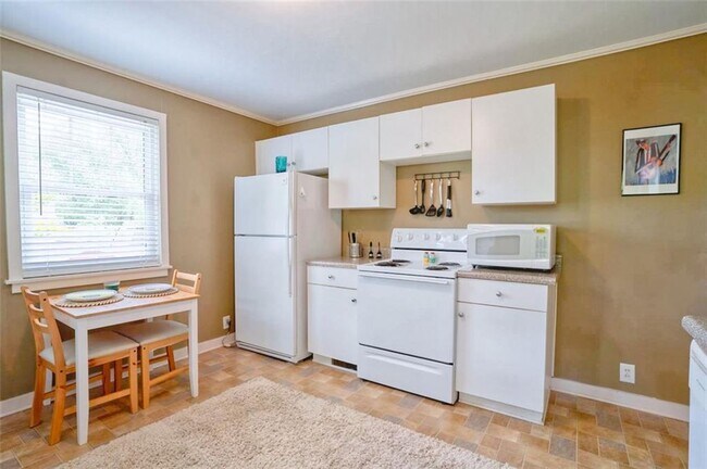 Building Photo - 883 Amsterdam Ave NE