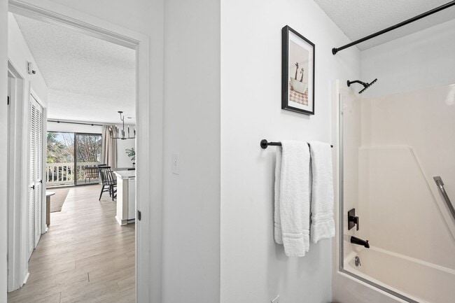 Building Photo - Cute fully furnished 1-Bedroom Codo in Sea...