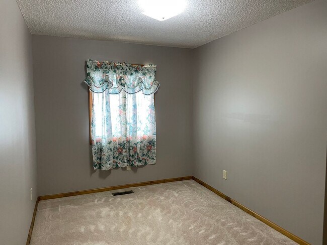 Building Photo - Three Bedroom Brick Ranch in Terrell with beach access to Lake Norman