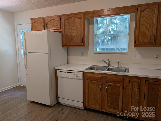 Building Photo - 610 Pennwood Ln
