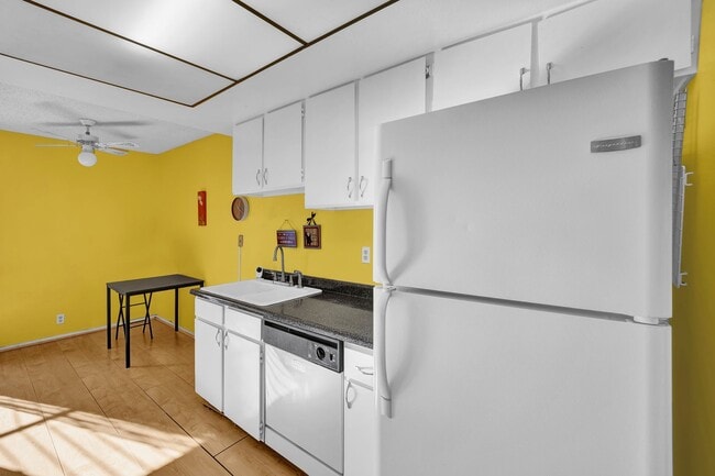 Building Photo - PARTIALLY FURNISHED 3 BEDROOM TOWNHOME NEAR CHINATOWN & STRIP