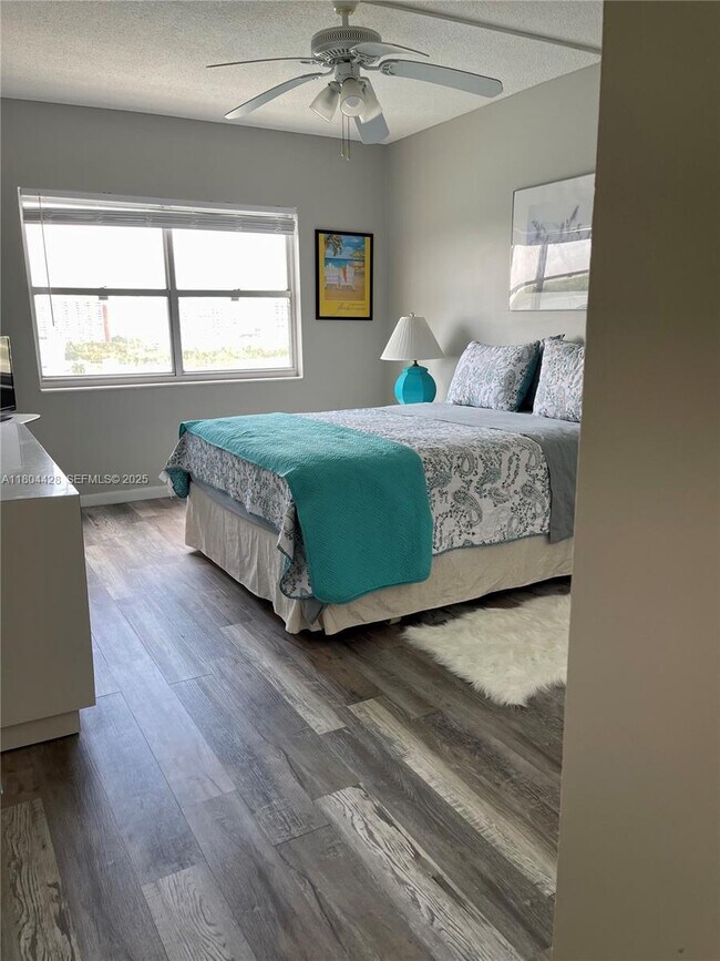 Building Photo - 400 Kings Point Dr