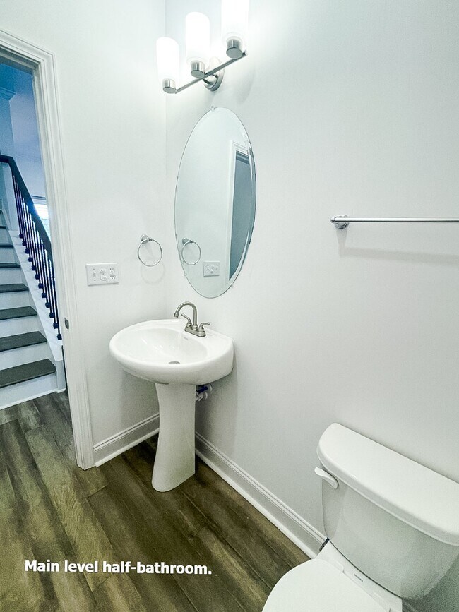 Building Photo - Pet Friendly End Unit Townhome