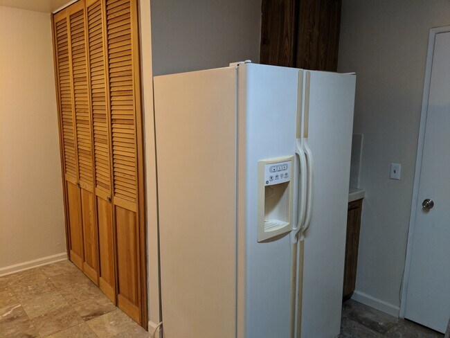 Building Photo - Great Condo in WeHo for Rent