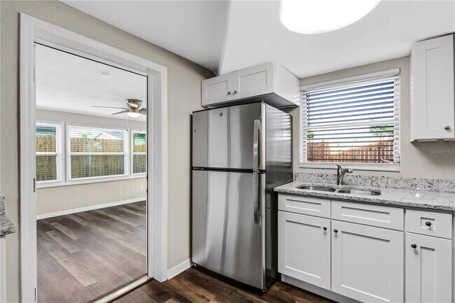 Building Photo - 1415 Classic Dr