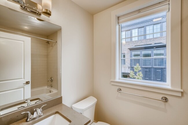 Building Photo - Queen Anne Townhome ~ McGraw Square