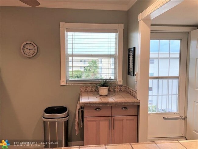 Building Photo - 2515 NE 1st Ct