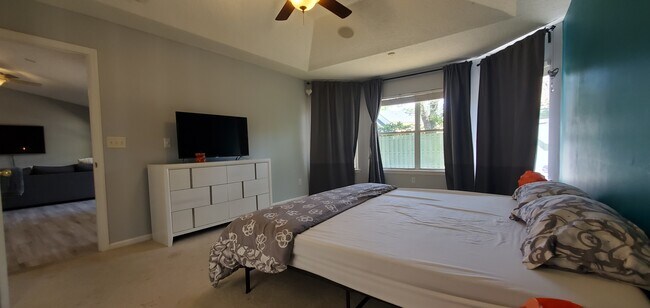 Building Photo - 284 W Silverthorn Ln