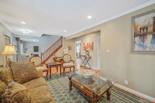 Building Photo - 6 Fairfields Ln