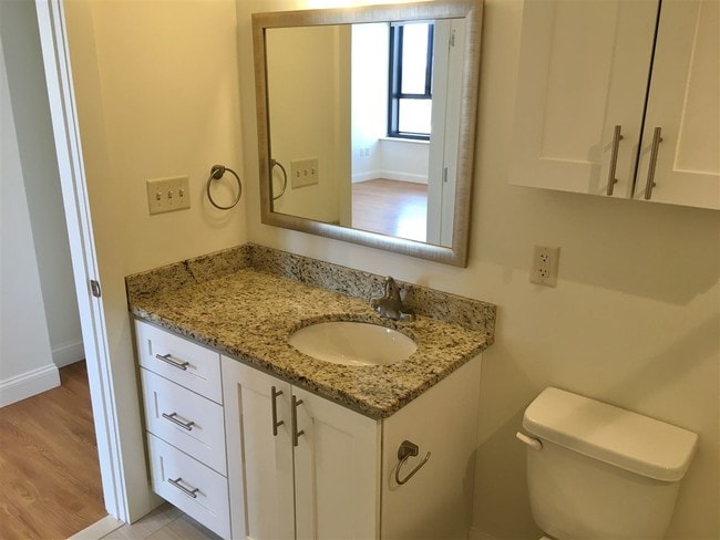 Building Photo - 875 Elm St