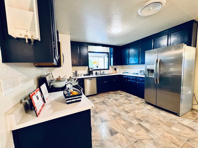 Building Photo - 3320 Panorama Dr