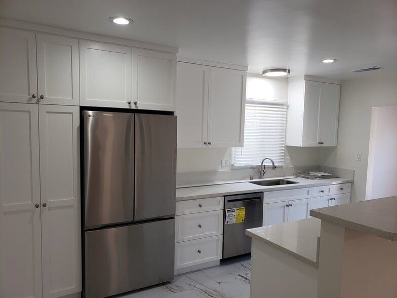 Building Photo - 302 N Ventura St