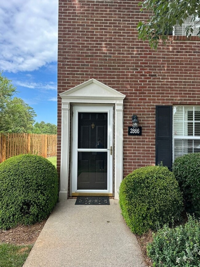 Building Photo - 2 bedroom/1.5 bath end unit townhome in gr...