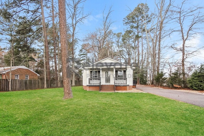 Building Photo - 702 Chapman St